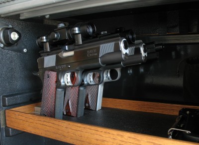 If required, a fourth pistol (revolver) could be placed in this tray by laying the pistol (revolver) on its side with the muzzle facing the same direction as the pistols on the grip posts.